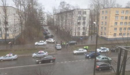 В Петербурге полицейские преследовали со стрельбой микроавтобус