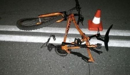 Пьяная девушка сбила велосипедиста и сбежала, заявив, что за рулем ее не было